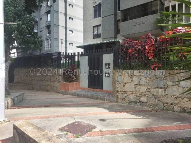 Cómodo Y Espacioso Apartamento A La Venta En El Cafetal. Mls #25-4326. K.o.