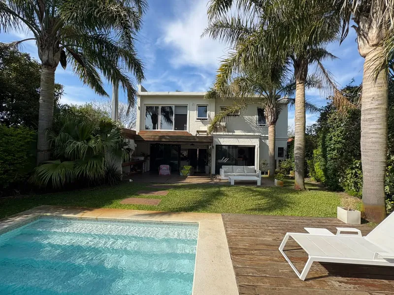 Dueño Alquila Casa Moderna Y Luminosa De 2 Pisos A Media Cuadra De La Playa. Cuenta Con 4 Cuartos 3 Baños Estufa Y Parrillero, Jardín Al Frente Y Amplio Fondo Con Piscina De Agua Salada Climatizada.