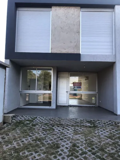 Alquiler - Casa Tipo Dúplex - 3 Dormitorios - 1 Estudio - B° Jardín Claret
