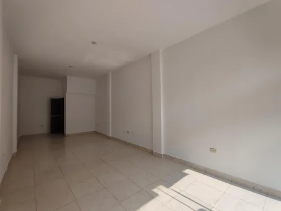 Local En Arriendo En Santa Lucia. Cod A23411