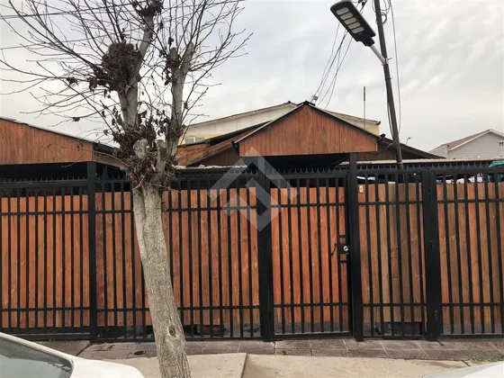 Casa En Venta De 4 Dorm. En Maipú