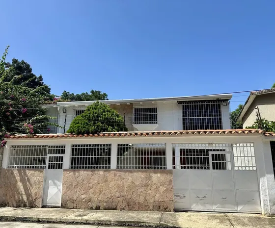 Annic Coronado Vende Amplia Casa En La Urbanización Los Sauces, Valencia 336154