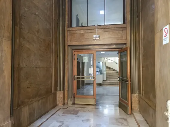 Amplia Oficina, 102 M2, 4p/2b, A Pasos De Metro La Moneda.