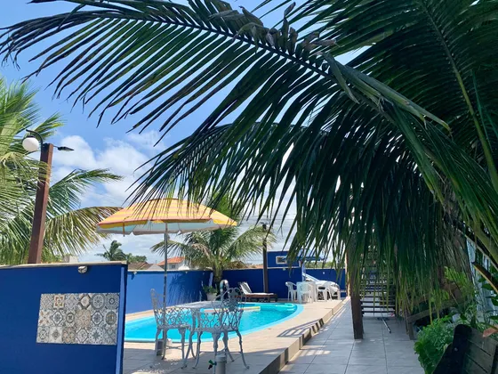 Em Condomínio Fechado Pronto Para Alugar Por Temporada, Com Piscina, Apartamento No Térreo, C/ Estacionamento, Um Dormit. Sendo Suíte , A 660 Metros Do Mar E 1400 Do Lago. Pronto E Mobiliado