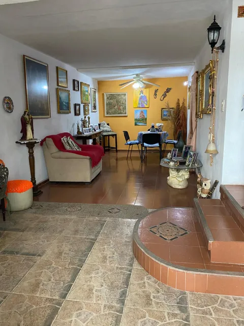 Venta Villa Reformada Los Robles En Castillejo, Guatire - Oportunidad Única