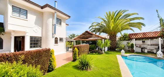 Exclusiva Casa De 4d+4b+4e Con Piscina Y Bungalow
