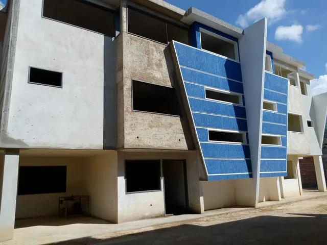 Town House En Venta En El Limon , Aragua , Obra Gris 