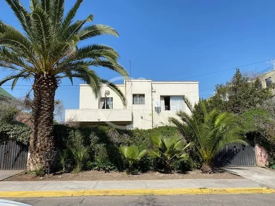 Casa En Venta De 4 Dorm. En Ñuñoa