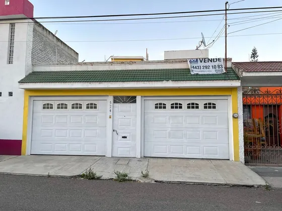 Casa Amplia En Venta En La Col. Prados Verdes