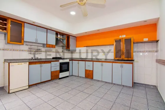 En Venta Casa De 4 Dormitorios Con Cochera, Patio Y Terraza - Barrio Parque, Rosario.