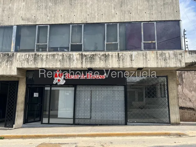 Raiza Suárez Aquila Local Comercial A Pie De Calle Ubicado En El Centro De Barquisimeto 2 5 2 3 8 1 8 En Zona De Alto Tráfico Vehicular Y Peatonal. Con Baño, Puerta De Vidrio Y Santamaría
