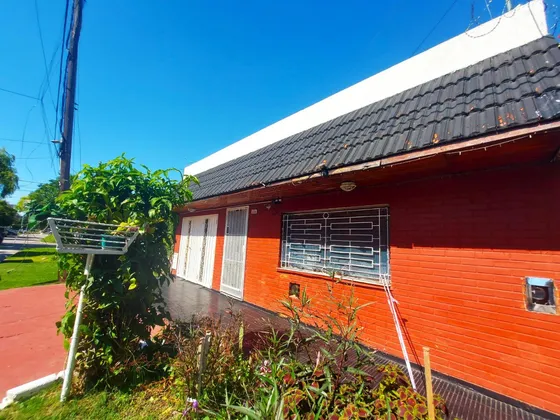 Casa En Venta - 3 Dormitorios 1 Baño - 223mts2 - Gerlí