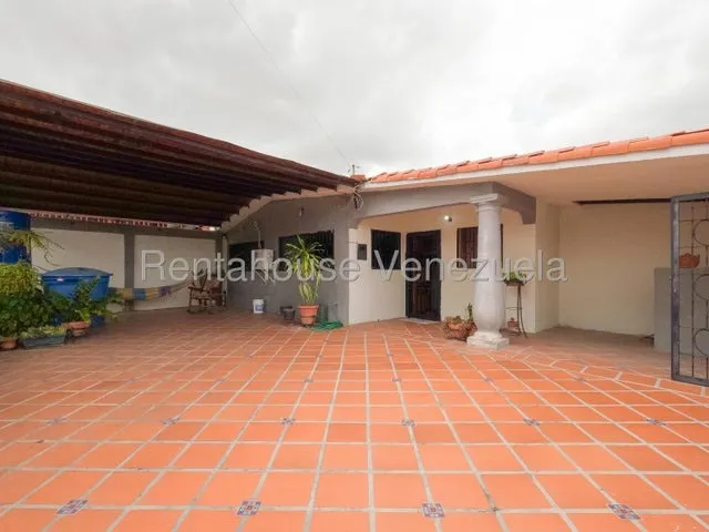 Daniela Linarez Vende Casas En Excelente Urbanismo De Cabudare Posee 226m2 Ademas De Dos Anexos Idependientes Y Se Encuentra En Impecables Condiciones Con Todos Los Servicios Basicos                  