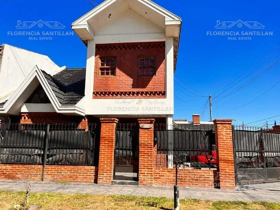 Casa De 3 Ambientes Con Cochera  En Venta En Monte Chingolo, Lanús, G.b.a. Zona Sur