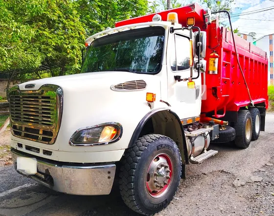 Volqueta Freightliner M2 112. 2014. Excelente Estado.