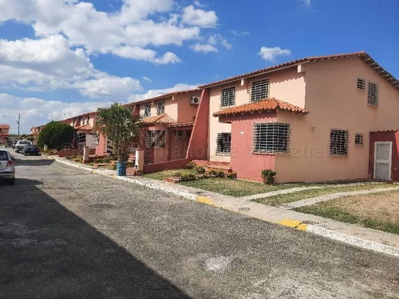 Hermosa Casa En Venta En Conjunto Cerrado Urb La Mora Cabudare [ Profesional Inmobiliario Mehilyn Perez ]