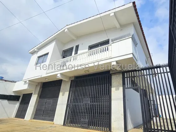 Vendo Casa Con Locales En Barquisimeto .ubicada En Importante Esquina, Tres Locales A Pie De Calle, Lindo Aparta,ento De 4 Habitaciones. Vende Héctor Malavé
