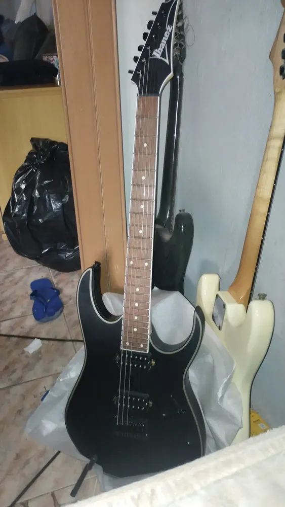 Guitarra elétrica Ibanez RG Standard RG421 superstrato de meranti