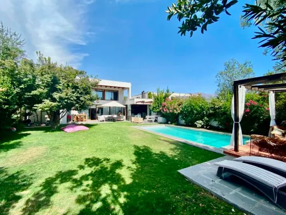Exquisita Casa Mediterránea En Condominio 