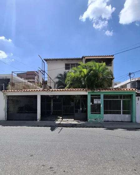 Venta De Casa Triplex. Urbanización La Soledad