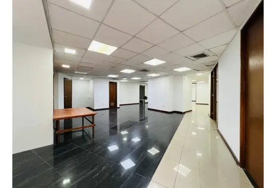 Se Alquila Local 245m² Chuao