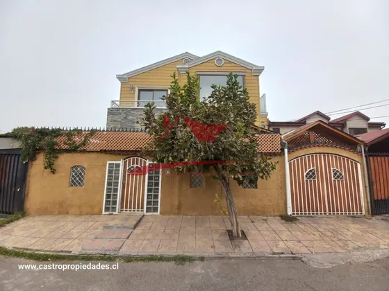 Casa De Dos Pisos, 4 Dormitorios, 3 Baños, Quilicura