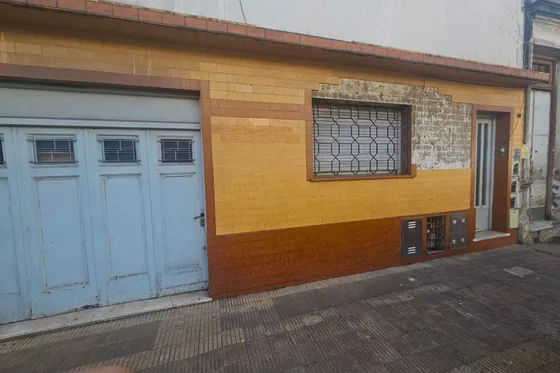 Venta Ph Tipo Casa De 4 Ambientes Con Quincho Y Terraza En Avellaneda.