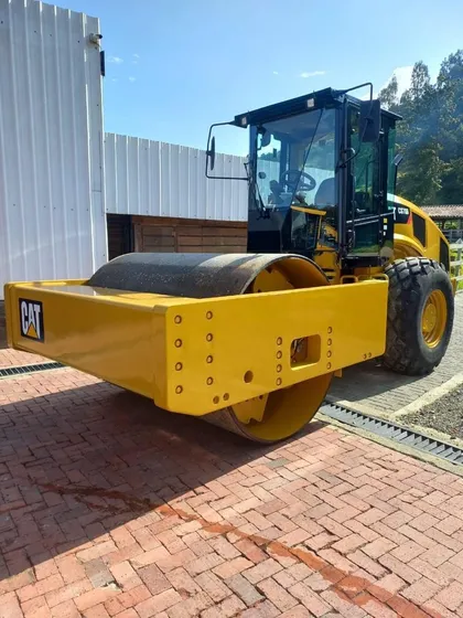 Vibrocompactador Caterpillar  2013