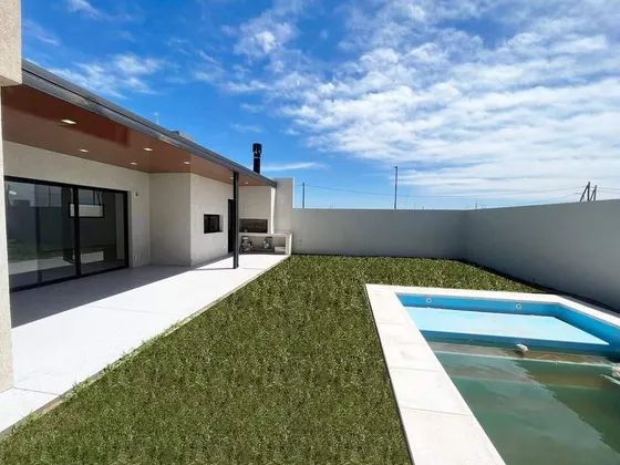 Casa En Venta- Brisas De Manantiales- 2 Dormitorios- Patio  Asador  Pileta- Cm