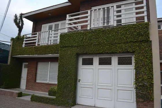 Casa En Venta - 5 Dormitorios 2 Baños - Cochera - 323mts2 - Temperley