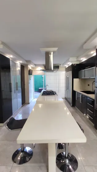 Apartamento En Alquiler En Mañongo.  Residencia Puerta Real