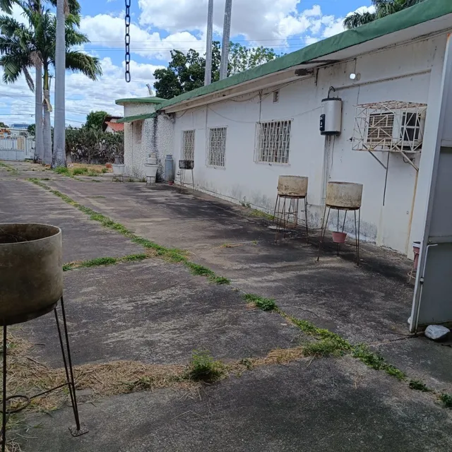 Se Vende Casa En La Calle Junin De Anaco, Con Un Amplio Terreno De 1693 Metros Cuadrados. (a.p)