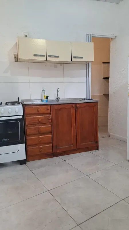 Alquiler De Monoambiente  Pequeño Semiamoblado Para 1 Persona  Garantía Luc . Debe Tener Recibos De Sueldos Barrio Parque Batlle Paralela A La Av. Luis A. Herrera + Honorarios De Agente Inmobiliario.