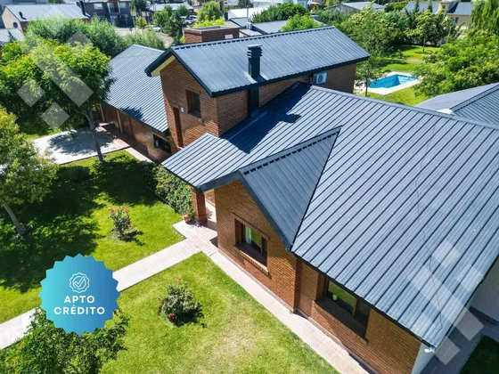 En Venta Casa De 3 Dormitorios,  Con Jardín Y Piscina, B° Knudsen, Plottier.