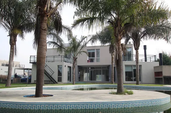 Casa En  Club De Campo Las Perdices, Con Cochera Para 10 Autos En Virrey Del Pino !!!