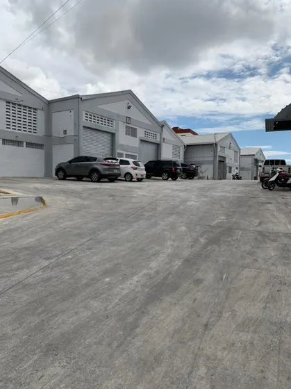 Nave Industrial En Alquiler En Las Caobas De 750 Metros En Proyecto Cerrado Con Seguridad Y Parqueos