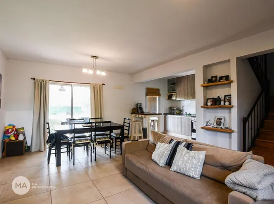Casa 3 Dormitorios 220 M2-juan D. Perón 379-funes | Venta