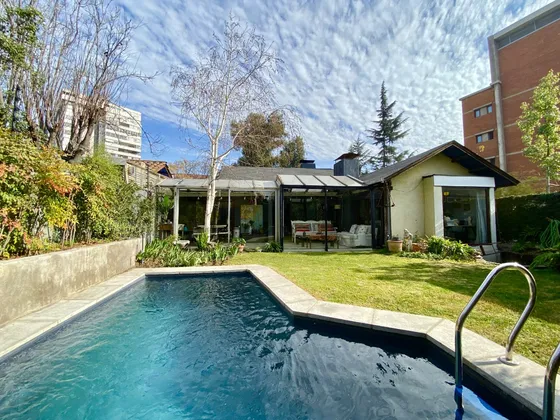 Casa En Venta Vitacura, Remodelada, Cuatro Dormitorios 