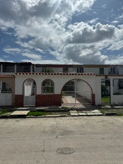 Venta De Townhouse En Flor Amarillo, Valencia. Inmobiliaria Maggi 1943