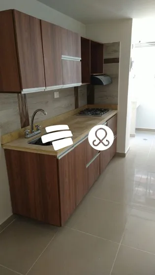 Apartamento Con Parqueadero Privado Y Cuarto Útil. 