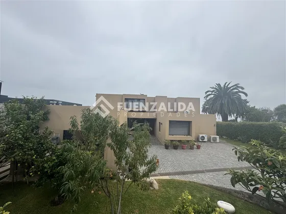 En Venta Con Vista Al Mar Casa Amplia Y Sólida