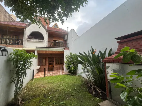 Venta - Casa 5 Ambientes - Monte Castro