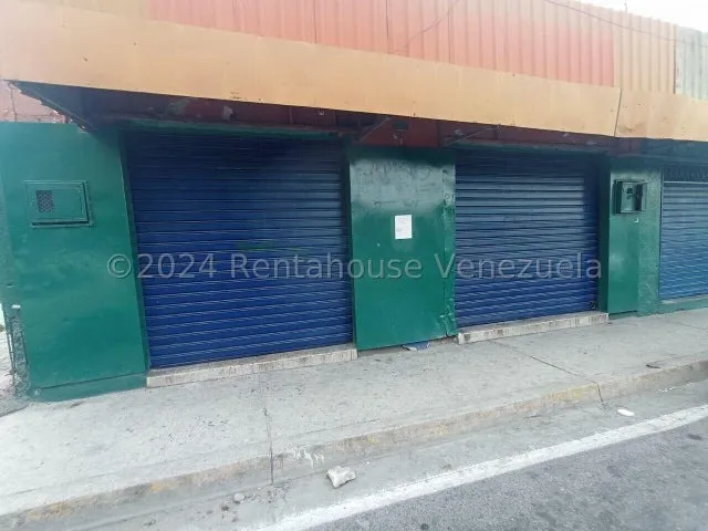 Erika Armeya Vende, Casa Comercial Con Locales A Pie De Calle En La Avenida Carabobo De Barquisimeto. Flex: 25-4206