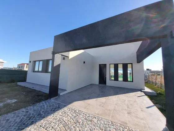 Casa A La Venta En San Felipe De Canning!!! 4 Dormitorios Sobre Lote Interno!! Super Oferta!!