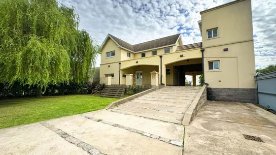 Casa En Venta - 4 Dormitorios 2 Baños - 350mts2 - Ezeiza