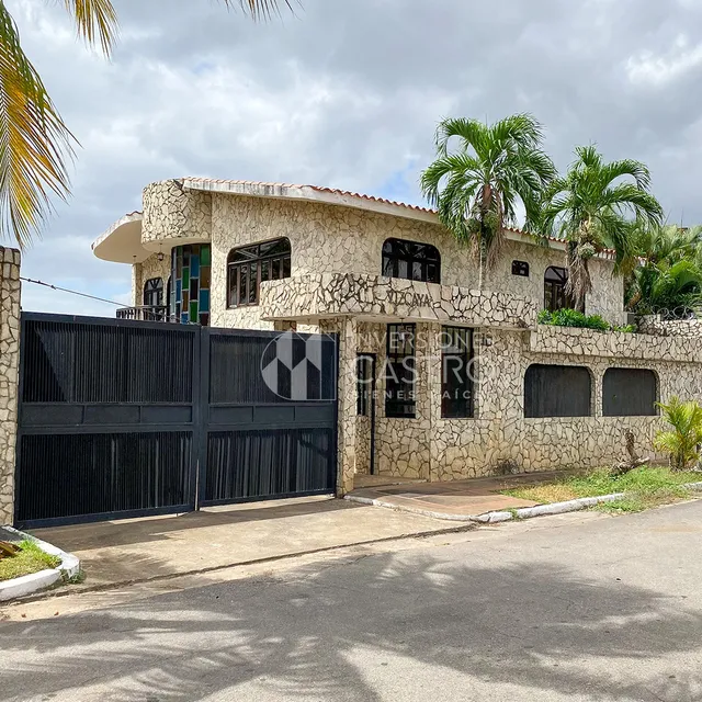 En Venta, Amplia Casa Con Un Area Aprox. De 333,47m2 En Construcción Y 1.034,62m2 De Terreno. Ubicada En Zona Exclusiva De La Ciudad. Urb. Arivana Pzo.