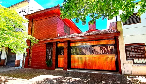 Casa En Venta De 3 Dormitorios Parque Y Quincho En La Plata