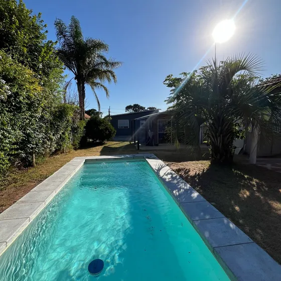 Venta. Muy Linda Casa. Solymar Norte.  3 Dormitorios. 1 Baño Y Servicio Completo. Piscina. Barbacoa