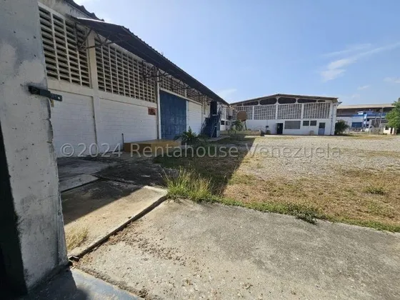 Hector Piña Vende Galpon En Zona Industrial I  25-10363