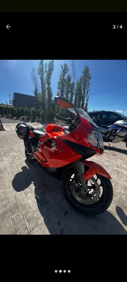 Moto Categoría Sport-turismo, Cilindrada 1300.